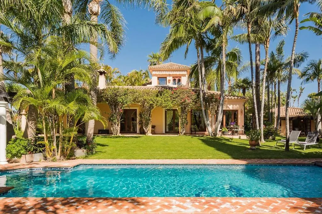 マルベーリャ Grand Mansion With Tropical Parkヴィラ スペイン